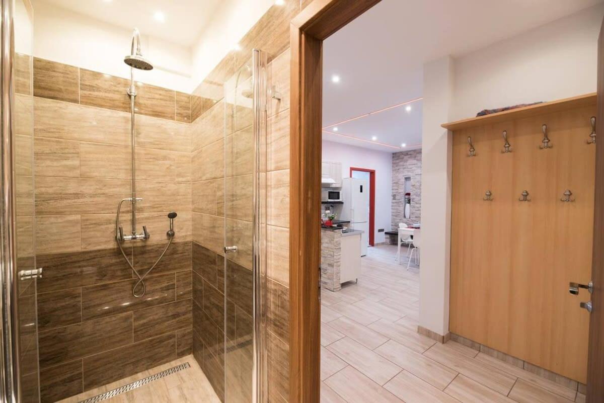 Ultra Central Large Home With Ac And Balcony Budapest Exterior photo