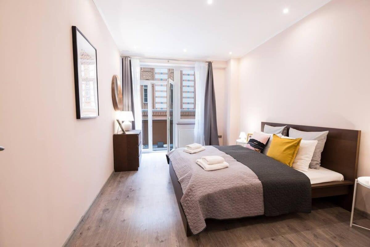Ultra Central Large Home With Ac And Balcony Budapest Exterior photo
